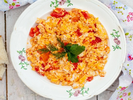 Страпацада – гръцки бъркани яйца (миш-маш) с домати и доматено пюре - снимка на рецептата